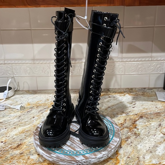 GB lace up chunky boot size 6 NWOT LAST PAIR ! - Picture 3 of 7